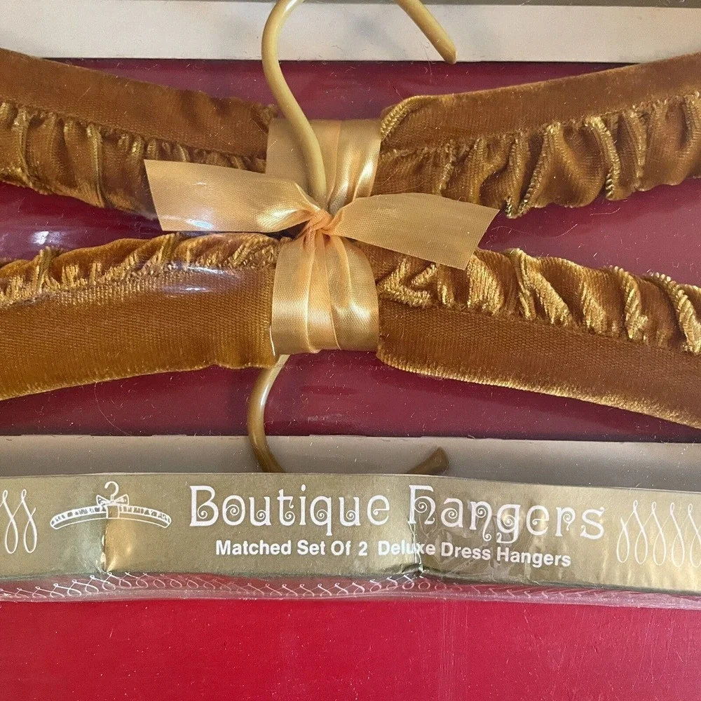 New Set of 2 Vintage Scented Padded Velvet Lingerie Sweater‎ Hangers Brown